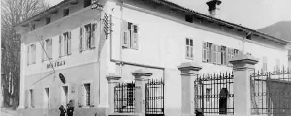 Tolminsko učiteljišče ni imelo lastnega doma, selili so se po Tolminu,  med drugim tudi v stavbo današnjega sodišča.