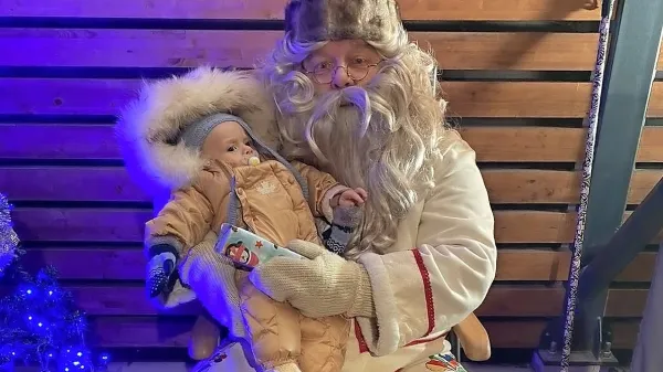 Dedek Mraz je politično nevtralen (brez rdeče zvezde na kučmi) in 
ekološko ozaveščen, saj ne frči po zraku, kar je najbolj sporna 
oblika premikanja.