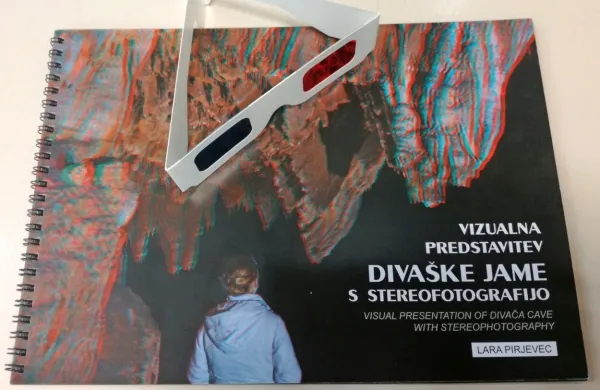 V brošuri je 17 fotografij, ki posredujejo tudi tretjo dimenzijo. 
