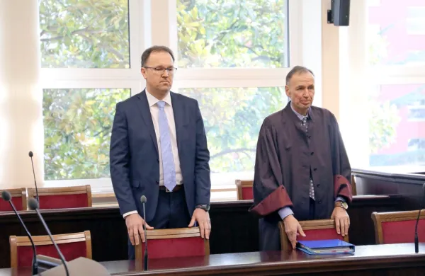 Pulmolog Damjan Birtič  (levo) in njegov odvetnik Bruno Krivec ob 
lanski razglasitvi oprostilne sodbe.