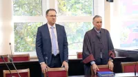 Pulmolog Damjan Birtič  (levo) in njegov odvetnik Bruno Krivec ob 
lanski razglasitvi oprostilne sodbe.