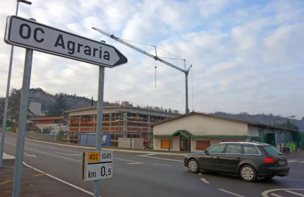 Ob cesti med Dobrovim in Drnovkom naj bi čez dve leti stale tri 
nove poslovne hale,  območje bo komunalno opremljeno.