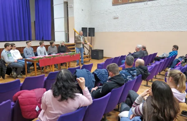 Komisija za mladinska vprašanja in prireditve je v soboto pripravila posvet o mladinski problematiki v občini Komen.