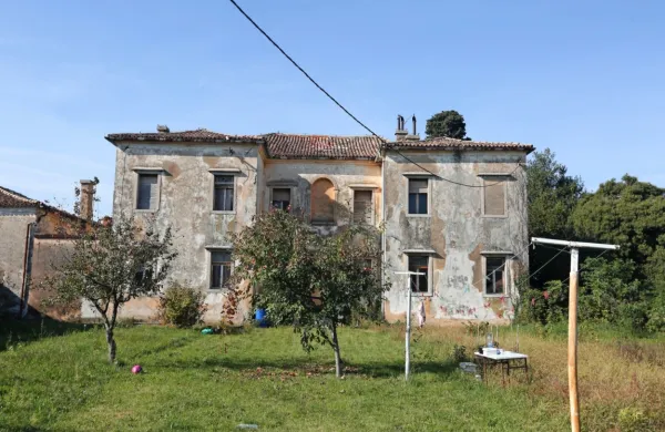 V tej zaščiteni palači so bili nekoč šolarji, nato vojaki, nazadnje pa 
so bila v njej stanovanja. 