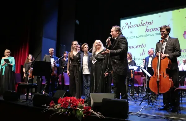  Obalni komorni orkester je tudi letos požel ovacije občinstva, a tokrat še posebej okrepljen tudi s člani obalnega En big banda.  