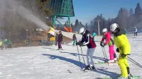 Smučarski center Cerkno po zaslugi umetnega zasneževanja te dni 
obratuje, zaradi toplotne inverzije pa so imeli decembra težave.