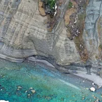 Fotografiji “prej” in “potem” kažeta, kako velik je bil decembrski 
podor klifa. 