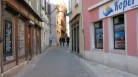 Ženska naj bi deklico in dečka, ki sta se vračala iz šole domov, 
včeraj malo pred 14. uro ogovorila v Župančičevi ulici v bližini 
čokoladnice.