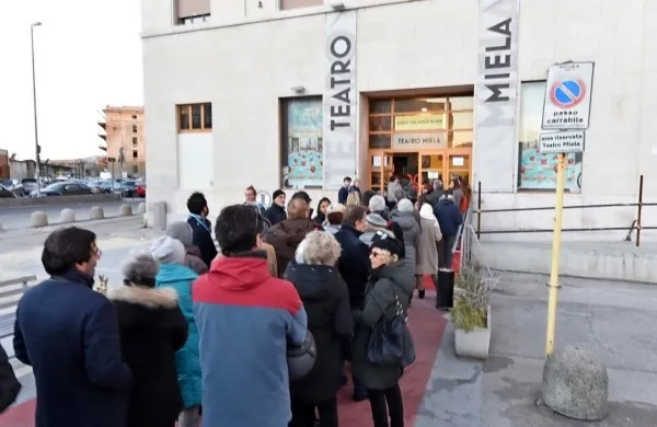 Vrsta, ki se je vila pred gledališčem Miela.
