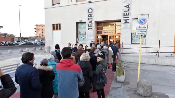 Vrsta, ki se je vila pred gledališčem Miela.