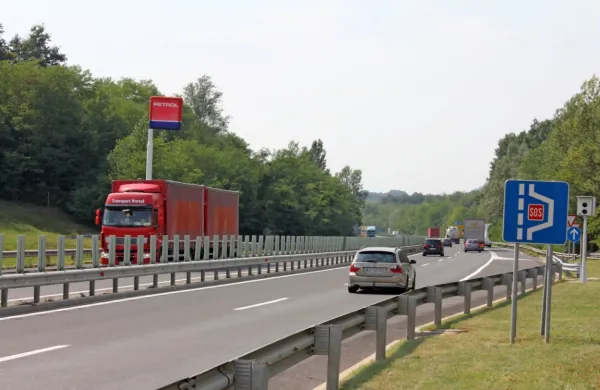 Qazim Q. naj bi po ugotovitvah preiskovalcev lani na hitri cesti H4 
kar dvakrat na podoben način okradel tujca.

