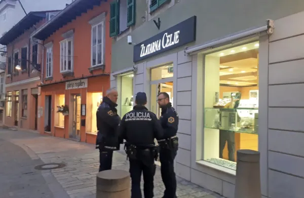 Prodajalka v zlatarni je sprožila alarm  in dimno zaveso, 34-letnik 
pa je nato brez plena zbežal.