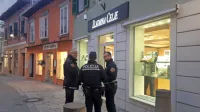 Prodajalka v zlatarni je sprožila alarm  in dimno zaveso, 34-letnik 
pa je nato brez plena zbežal.