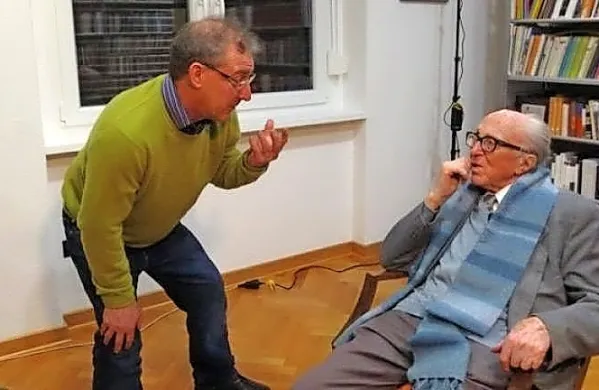  Marc Ramsay in Boris Pahor med snemanjem dokumentarnega 
filma