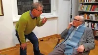  Marc Ramsay in Boris Pahor med snemanjem dokumentarnega 
filma