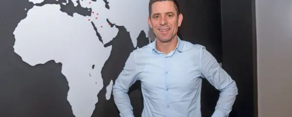 Jernej Čopi, direktor poslovnega razvoja podjetja, ob zemljevidu 
sveta, na katerem število rdečih pik, ki označujejo mesta z 
Ensolovimi kartodromi, vztrajno raste.