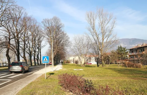 Občina na območju ob glavni cesti načrtuje   gradnjo treh stanovanjskih blokov. 