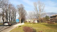 Občina na območju ob glavni cesti načrtuje   gradnjo treh stanovanjskih blokov. 