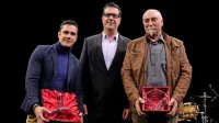 Koprski župan Aleš Bržan je predal nagrado za Županovo vino 
Borutu Fakinu, direktorju kleti Vinakoper (levo), za Županovo 
oljčno olje pa Arsenu Jurinčiču (desno).  