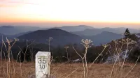 Meja, ki hkrati ločuje in združuje