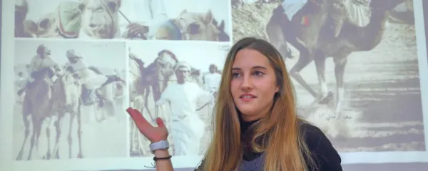 Tjaša Ban (na fotografiji) se je s prijateljico Patricijo Kragelj 
domislila, da bi Arabcem prodajali hrano za tekmovalne kamele.  