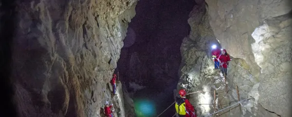 Obisk jame z jamarsko opremo je posebno doživetje. Še toliko 
bolj, če te ob tem spremlja šum podzemne reke. 