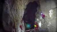 Obisk jame z jamarsko opremo je posebno doživetje. Še toliko 
bolj, če te ob tem spremlja šum podzemne reke. 