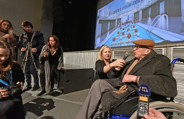 Boris Pahor je tudi v Trstu požel ogromno zanimanja in vzbudil 
toliko pozornosti, da so se na filmskem festivalu odločili za 
dodatno večerno projekcijo dokumentarnega filma Človek, ki je 
videl preveč.   