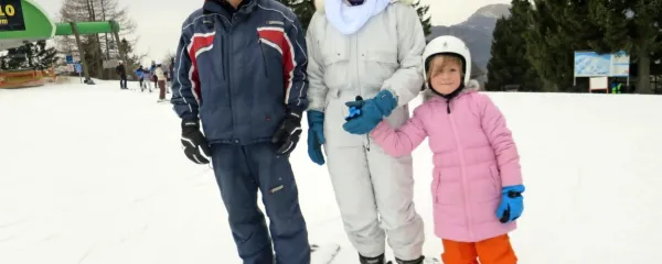 Slepa Vida Batistič s hčerko Zalo in vodnikom Robertom Lapajnetom po prvih smučarskih zavojih.