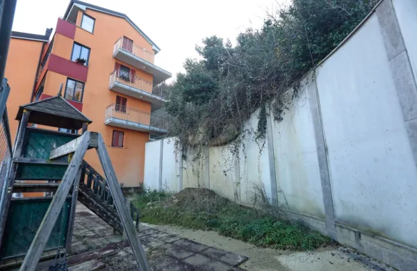 Nad igrali še vedno visi gmota zemlje in grmičevja, ki se je 
februarja pred tremi leti  vsula z vrha brežine.