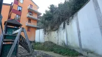 Nad igrali še vedno visi gmota zemlje in grmičevja, ki se je 
februarja pred tremi leti  vsula z vrha brežine.