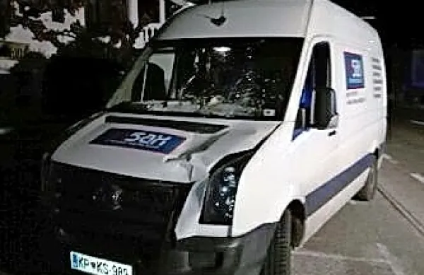 Voznik kombija iz Branika je 69-letnika zadel s sprednjim levim 
delom.