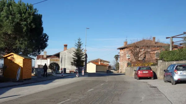   V Kostanjevici na Krasu  po besedah predsednika krajevne skupnosti  živi veliko starejših ljudi, ki ne vedo, kako naj se lotijo 
urejanja čiščenja fekalnih odplak.   