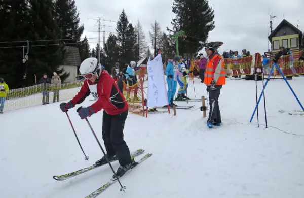 Množica 332 tekmovalcev je na spominskih partizanskih smučinah 
tekmovala v osrčju SC Cerkno, a daleč stran od pozornosti 
občinstva. 
