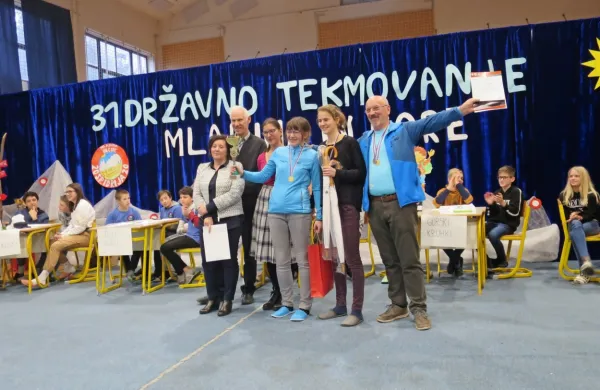Državno tekmovanje Mladina in gore z zmagovalno srednješolsko 
ekipo iz Idrije in mentorjem Nacetom Breitenbergerjem (skrajno 
desno).