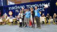 Državno tekmovanje Mladina in gore z zmagovalno srednješolsko 
ekipo iz Idrije in mentorjem Nacetom Breitenbergerjem (skrajno 
desno).