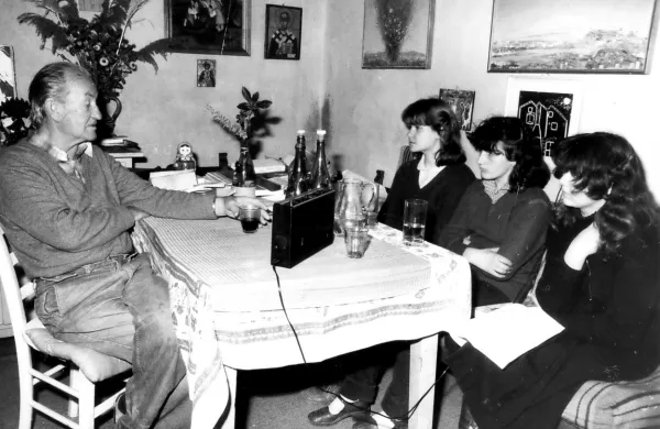 12. aprila 1979 je pisatelj Ciril Kosmač (na levi fotografiji) na 
svojem portoroškem domu gostil učitelja in njegove tri učenke z 
marežganske osnovne šole: intervjuvale so ga (z leve)  Dajana 
Bržan (pozneje poročena Nedoh), Nevenka Šergon (poročena 
Omahen) in Nevija  Šavle (poročena Muženič). Tja jih je pripeljal 
učitelj Marjan Tomšič, ki je intervju tudi posnel in fotografiral, z 
njim pa so se nekdanje učenke in danes učiteljice  (na spodnji 
fotografiji v enakem vrstnem redu kot pred skoraj 41 leti) vrnile 
pred nekaj dnevi. 