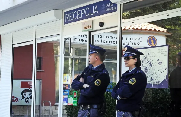 Pred desetimi leti so  morali policisti zaradi vročega dogajanja in 
nesoglasij  večkrat   posredovali v kompleksu Adrie Ankaran. 