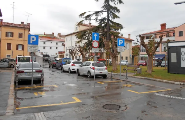 Občinski redarji bodo v naslednjih dneh poostreno nadzirali 
parkiranje na Kosovelovem trgu.