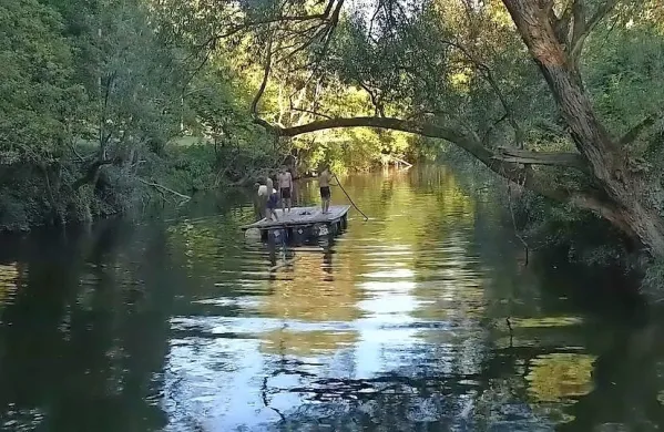 Izsek iz filma Vjlka Wada, ki prikazuje, kako so mladi vaščani 
uredili kopališče pri Bujah, kjer so se kopali že njihovi nonoti. 