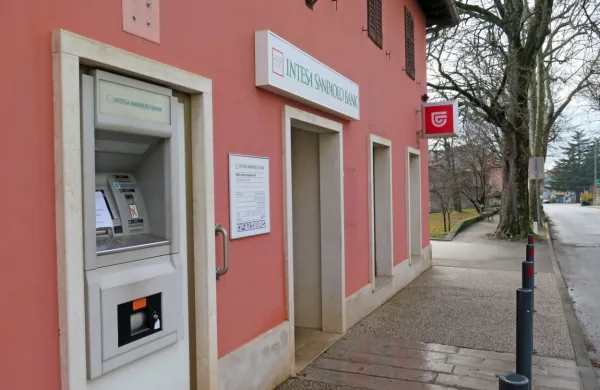 Bo  občini Komen uspelo obdržati v Komnu vsaj bankomat?