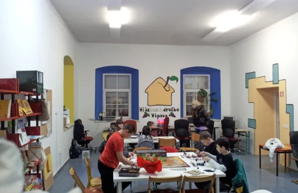 V programe Hiše Sadeži družbe Vipava se je od leta 2013 vključilo 
več kot 2700 ljudi.