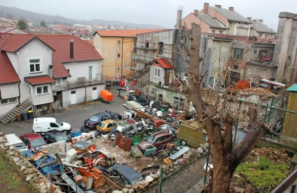 Tudi takšne “sramotne” prizore je mogoče videti v središču 
Postojne.