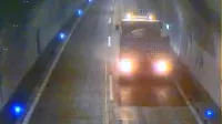 Voznik tovornjaka je prestavil v vzvratno prestavo in nekaj sto metrov vozil ritensko iz predora Kastelec.