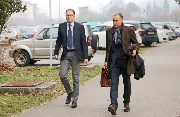 Damjan Birtič (levo) in njegov odvetnik Bruno Krivec bosta morala 
ponovno priti na novogoriško okrožno sodišče.
