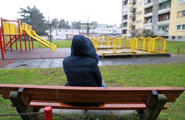 Neznanec je na klopci na Kidričevi ulici v Novi Gorici z nožem 
zagrozil in oropal 18-letnico.