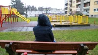 Neznanec je na klopci na Kidričevi ulici v Novi Gorici z nožem 
zagrozil in oropal 18-letnico.