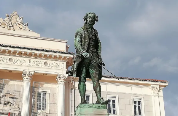 Giuseppe Tartini, skladatelj in violinist, se je rodil 8. aprila 1692 v 
Piranu, umrl pa 26. februarja 1770 v Padovi.