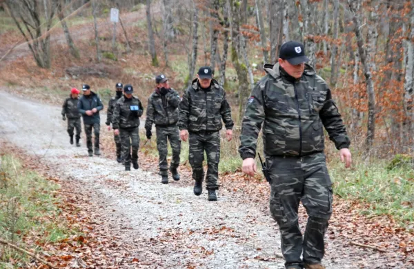Pripadniki vard praviloma nosijo maskirna oblačila.