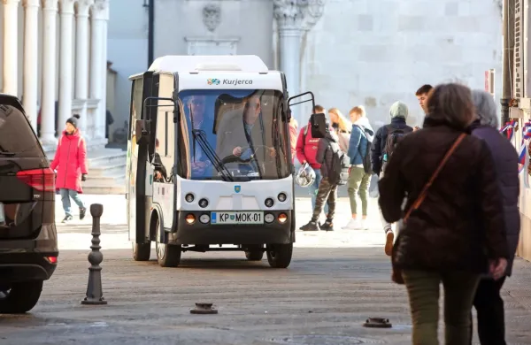  

 Z vozili na električni pogon bodo domačinom olajšali dostop do 
doma in javnih storitev.